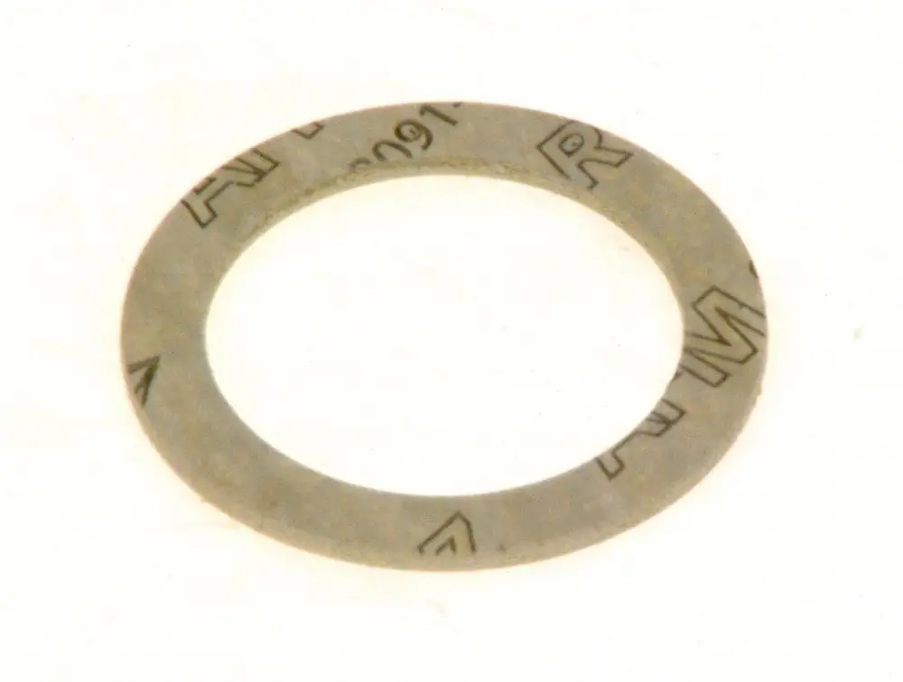 Bosch-Dichtung in Form eines flachen Rings, mit einer gleichmäßigen Oberfläche und Markierungen, auf hellem Hintergrund.